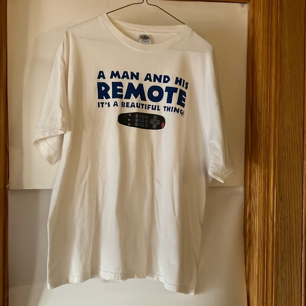 Delta Men’s Pro Weight White w/Blue graphic A Man And His REMOTE Sz XL T-Shirt